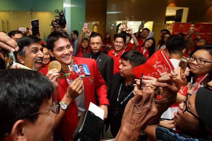 Plavalcu, ki je premagal velikega Phelpsa, ne bo treba v vojsko. Vsaj do OI v Tokiu ne.