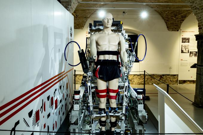 Rehabilitacijski robot CORBYS - pri njegovem razvoju je sodeloval Univerzitetni rehabilitacijski inštitut RS - Soča kot eden izmed partnerjev v istoimenskem evropskem projektu v sklopu 7. okvirnega programa s področja Kognitivni sistemi in robotika, namenjen pa je bil rehabilitaciji po hujših poškodbah, ki zahtevajo ponovno učenje hoje. | Foto: Ana Kovač