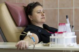 Na mesec lahko s prodajo krvne plazme v zasebnih klinikah zaslužijo okoli 300 dolarjev