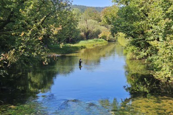 Reka Unica | Ljudje se že kopajo v reki. | Foto STA