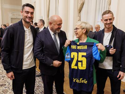 Še pred prejemom nagrad na tradicionalnem obisku pri predsednici