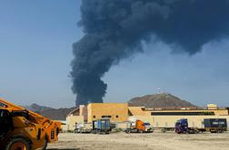 Iran spet silovito napada, gori velik naftni terminal