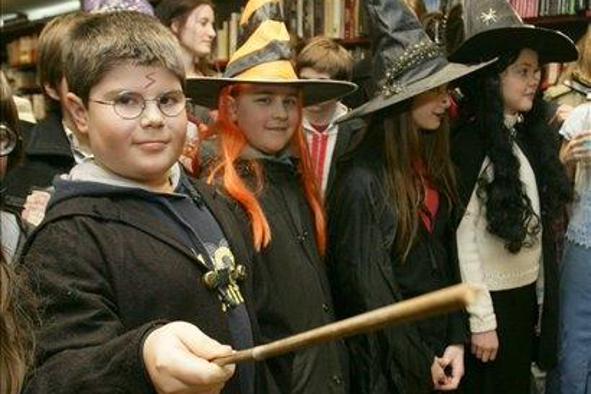 Več kot 300 ljubiteljev pričakalo zadnjega Potterja