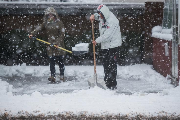 Ljudje s kroničnimi boleznimi naj se v mrazu raje izogibajo naporom. | Foto: Bor Slana