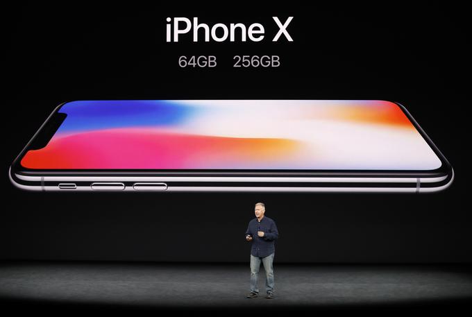 Za nekoga, ki pametne telefone nakupuje izključno v premijskem razredu, skok z 800 na 1.100 evrov (na primer) ne bo tako velik kot preskok z dvestoevrskega na petstoevrski telefon. Na fotografiji iPhone X, ki bo tako kot iPhone 8 in 8 Plus na voljo s 64 oziroma 256 gigabajti prostora za shranjevanje podatkov.  | Foto: Apple