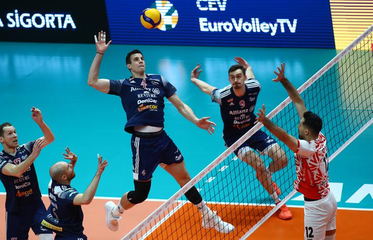 Jan Kozamernik se je v finalu izjemno izkazal. Skupno je dosegel kar 25 točk, kar za je blokerja izjemen izkupiček. | Foto: CEV