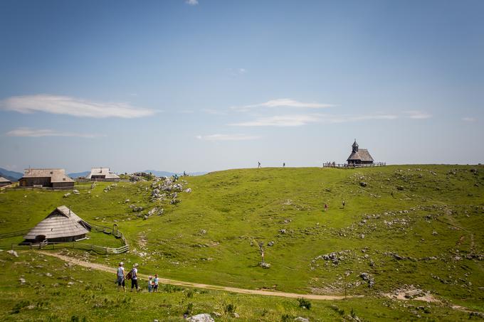 Pastirske koče so zagotovo ena najbolj prepoznavnih vedut Velike planine, razporejene po planoti pa naravni krajini dajejo dodaten čar. Direktor podjetja Velika planina Leon Keder izletnike nagovarja, naj na planoto v imenu varovanja narave ne hodijo z avtomobili. Urejenih dostopov na planino je več, od pešpoti do vožnje z nihajko in dvosedežnico. | Foto: Žiga Zupan/Sportida