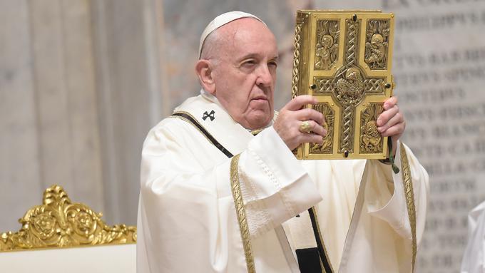 Papež je v pridigi povezal strahove in obup sedanjih časov s tistimi, ki so jih čutili sledilci Jezusa po njegovem križanju. | Foto: Reuters