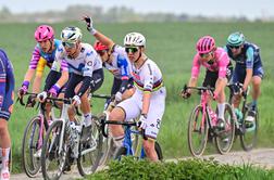 Pogačar v težavah: po menjavi kolesa na kockah vlada kaos, Mathieu van der Poel skočil! #vživo