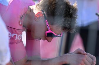 Tadej Pogačar uživa v rožnatem, v ozadju se prikazuje Tour de France