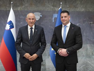 Znano je, koliko zaslužita Stevanović in Janša. Kaj pa poslanec, ki ne plačuje svojih delavcev?
