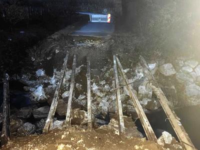 V Goriških Brdih odstranili porušen most, postavili bodo začasnega