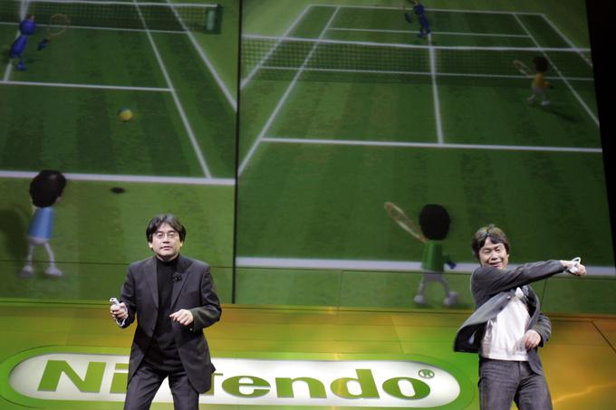 Satoru Ivata (levo), nekdanji direktor Nintenda, in Šigeru Mijamoto (desno), glavni razvijalec videoiger za Nintendo, svetu premierno predstavljata konzolo Nintendo Wii in videoigro Wii Sports. 9. maj 2006.  | Foto: Reuters