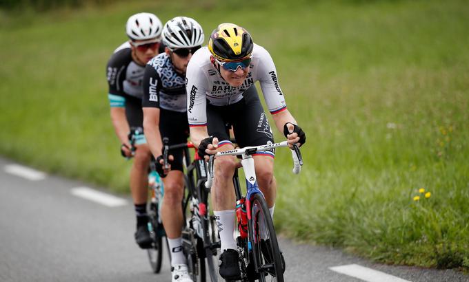Matej Mohorič je bil dolgo časa v begu, na znamenitem vzponu Col du Tourmalet pa so ga ujeli. | Foto: Reuters