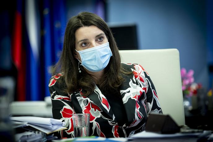 Simona Kustec | Ministrica je opozorila na nizko stopnjo precepljenosti med zaposlenimi. | Foto Ana Kovač