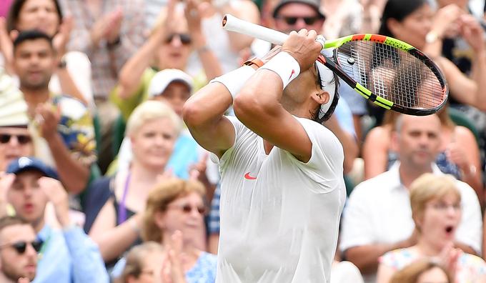 Rafael Nadal je v sobotnem nadaljevanju dobil četrti niz in izenačil rezultat na 2:2 v nizih, v napetem petem nizu pa izgubil z 8:10. | Foto: Reuters