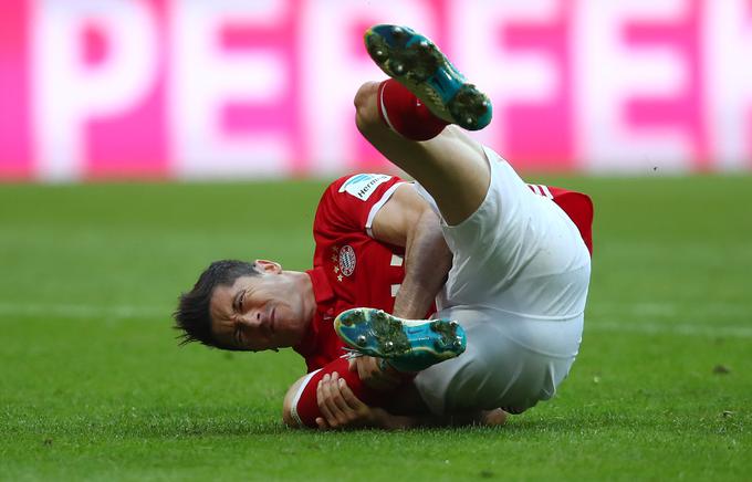 Robert Lewandowski si je na dvoboju z Borussio poškodoval ramo. | Foto: Reuters