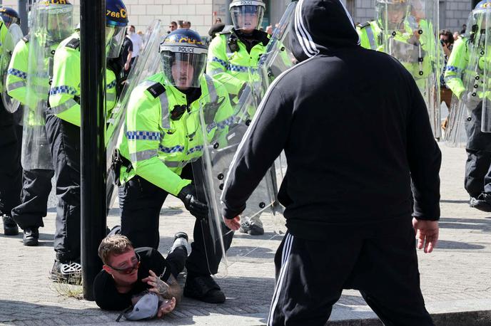 Liverpool, spopadi s poliijo | Protestom in izgredom je botroval ponedeljkov napad z nožem v obmorskem mestu Southport, v katerem so bile ubite tri deklice, več otrok je bilo ranjenih. Policija ocenjuje, da so bile povod za izgrede dezinformacije na družbenih omrežjih, da je napadalec islamist. | Foto Reuters