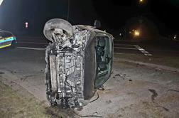 Pijana 18-letnica trčila v semafor, vozilo je obrnilo na bok