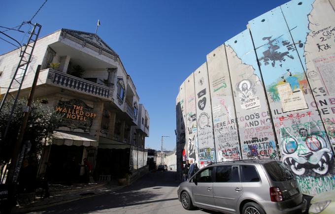 Walled Off Hotel - hotel z "najslabšim razgledom na svetu" tik ob ločevalnem zidu v Betlehemu | Foto: Reuters