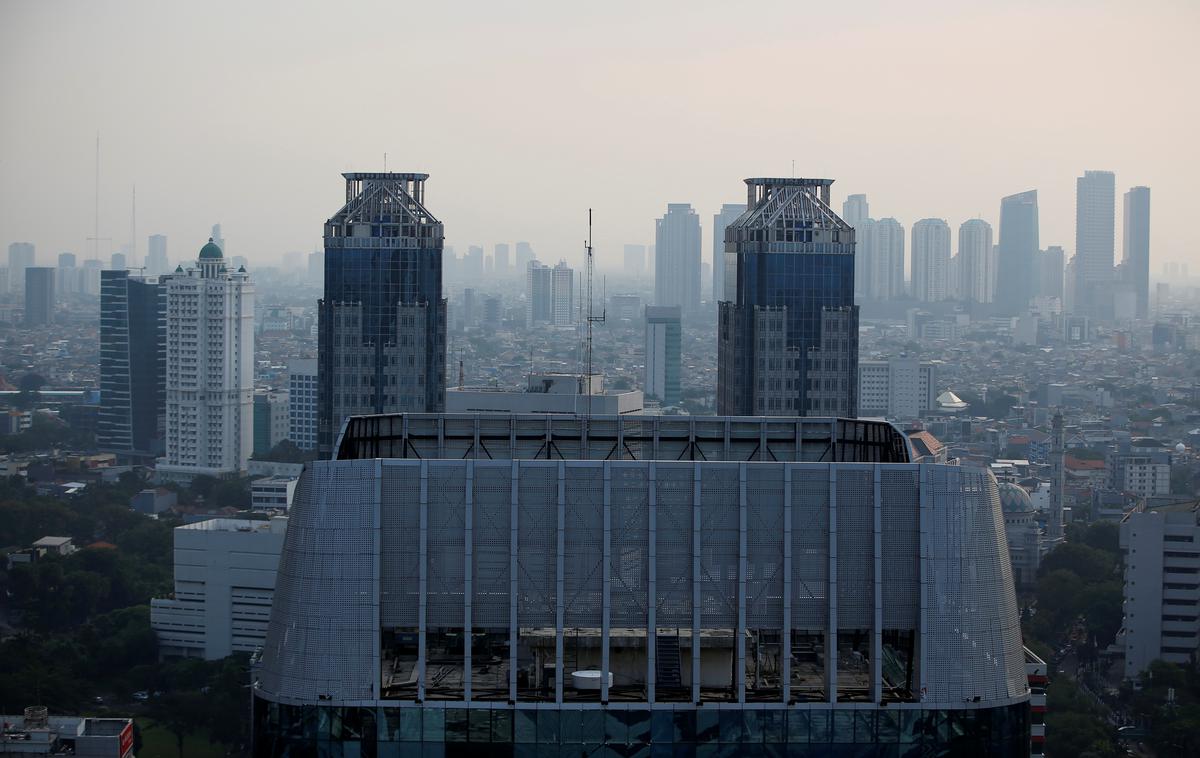 Džakarta | Eden od problemov, s katerimi se soočajo v indonezijski prestolnici Džakarta, je tudi smog. | Foto Reuters