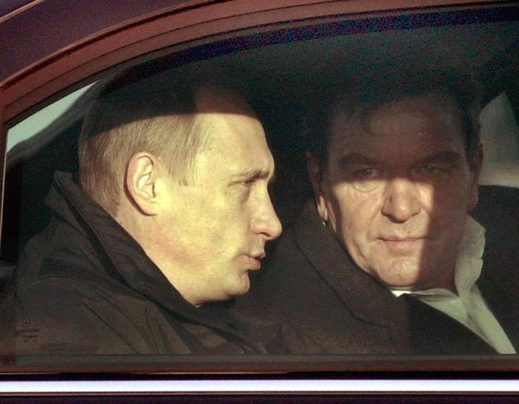 Putin je pred dnevi kot posrednika za pogajanja med Rusijo in EU omenjal svojega prijatelja, nekdanjega nemškega socialdemokratskega kanclerja Gerharda Schröderja. | Foto: Guliverimage