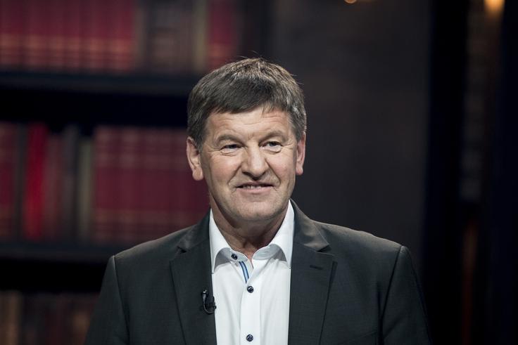 Evropski poslanec Franc Bogovič (SLS/EPP) že uporablja slovensko aplikacijo za sledenje okužbam #OstaniZdrav, ko bo razvita tudi belgijska, bo uporabljal tudi to. | Foto: Ana Kovač