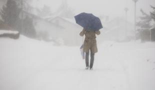 V notranjosti sneg, na Primorskem burja do 100 kilometrov na uro