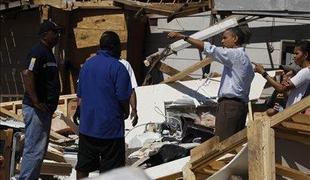 Obama na ogledu škode po tornadih v Alabami