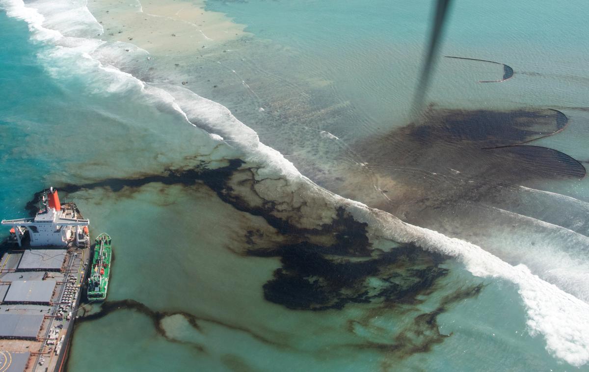 mauricius nafta nesreča ladja tanker | Z ladje je po navedbah njenega japonskega upravljavca do začetka tedna izteklo več kot 1000 ton nafte, kar je povzročilo veliko škodo zaščitenim morskim in ribiškim območjem, ki predstavljajo hrbtenico gospodarstva Mauritiusa. | Foto Reuters