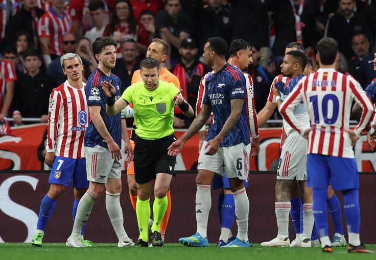Danny Makkelie je razveljavil drugo enajstmetrovko za Arsenal. | Foto: Reuters