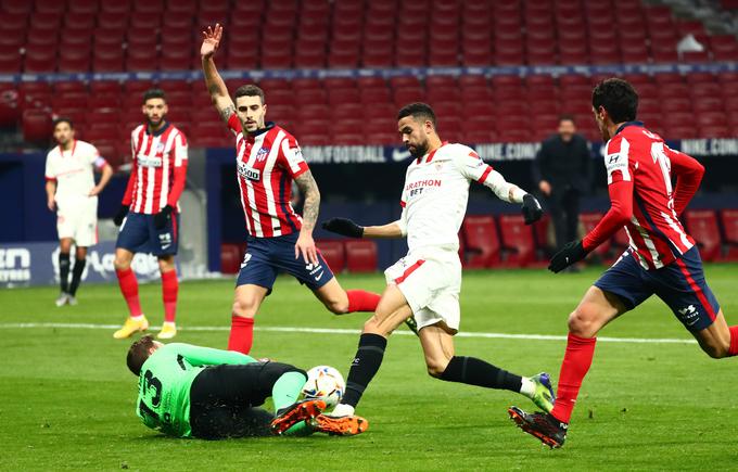 Jan Oblak v akciji na torkovem derbiju med Atleticom in Sevillo v Madridu. | Foto: Reuters