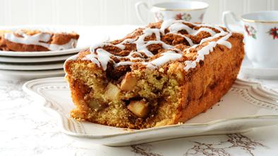 Jesenski recept: specite beljakovinski kruh z jabolki in cimetom