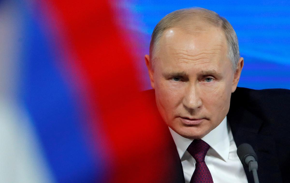 Vladimir Putin | Resolucija Evropskega parlamenta poziva države članice EU, naj tudi same razmislijo o sprejetju takšne oznake za Rusijo, in predlaga vzpostavitev mednarodnega sistema, ki bi omogočil kazenski pregon ruskih vojnih zločinov, kar je eden od ciljev resolucije. | Foto Reuters