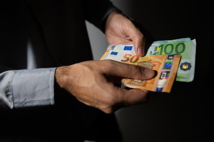 Od preostalih najpomembnejših slovenskih trgovinskih partneric po Evropi v IMF po novem Avstriji za letos napovedujejo 0,3-odstotno nazadovanje BDP, za prihodnje leto pa 0,8-odstotno rast. Hrvaška naj bi rasla po 3,1- in 2,7-odstotni stopnji, Švica pa naj bi letos zabeležila 0,9-odstotno, prihodnje leto pa 1,6-odstotno rast. | Foto: Shutterstock