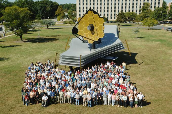 To je maketa, a tako bo tudi v resnici videti vesoljski teleskop James Webb, ko bo enkrat začel opazovati najbolj oddaljene kotičke vesolja.  | Foto: Thomas Hilmes/Wikimedia Commons