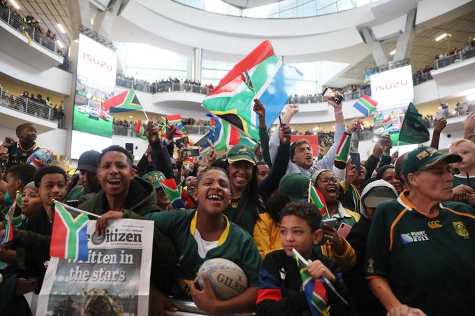 Množica navdušenih Južnoafričanov je na letališču pričakala svoje junake. | Foto: Reuters