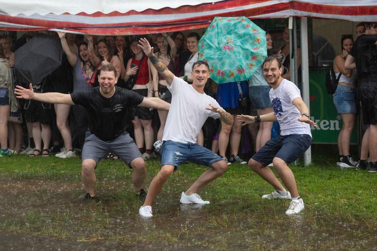 Hud naliv ni pregnal najbolj zavzetih oboževalcev skupine. | Foto: STA
