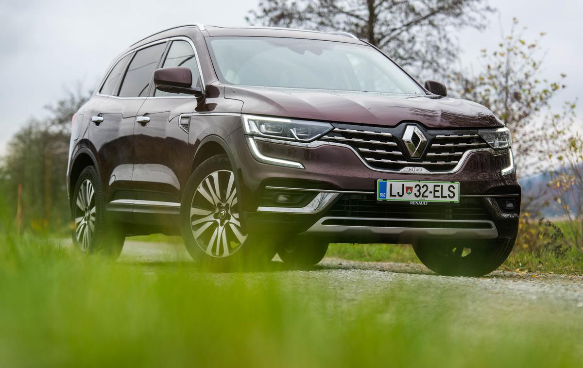 Renault koleos | Koleos je s prenovo dobil novo barvo, nekaj več kroma in drugačna platišča. Novi so še serijski žarometi LED, nekaj varnostnih sistemov in podpora sistemu Apple CarPlay. | Foto Gašper Pirmamn