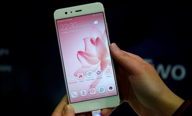 Višja ločljivost pomeni, da je slika ostrejša kot pri Huaweiju P10, ki ima manjši 5,1-palčni zaslon (po diagonali meri 12,95 centimetra) z ločljivostjo Full HD (1.080 x 1.920 slikovnih pik). Na površinsko enoto je na zaslonu P10 Plus namreč več slikovnih pik kot pri P10. | Foto: Reuters
