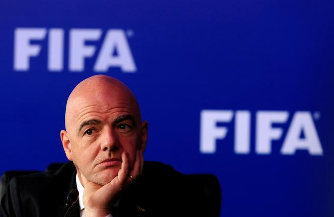 Fifa (na sliki predsednik Gianni Infantino) je sprva vztrajala pri tem, da mora Rusija svoje tekme igrati na nevtralnem terenu za zaprtimi vrati in brez svojih nacionalnih simbolov, po pritiskih pa je odločitev spremenila. | Foto: Reuters