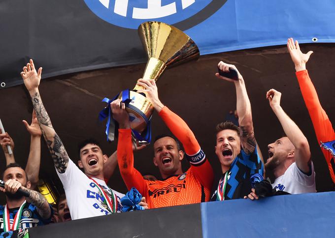 Usoda je hotela, da je Samir Handanović (in Alexis Sanchez), nekdanji nogometaš Udineseja, praznoval državni naslov z Interjem prav po tekmi zadnjega kroga, v kateri so črno-modri s 5:1 nadigrali Videmčane. | Foto: Reuters