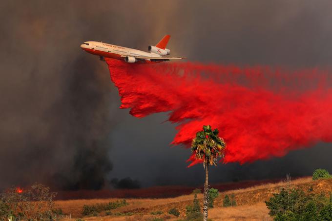 Letalo pomaga pri gašenju gozdnega požara v ameriški zvezni državi Kaliforniji, oktober 2017. | Foto: Reuters