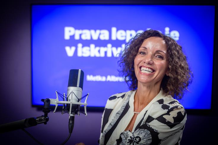 Metka Albreht je s svojo nalezljivo energijo očarala tudi vse v studiu Spotkasta.  | Foto: Gaja Hanuna