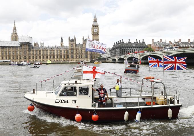 Boj med nasprotniki in podporniki nadaljnjega članstva Velike Britanije v EU se je vnel tudi na reki Temzi v središču Londona. 
 | Foto: Reuters
