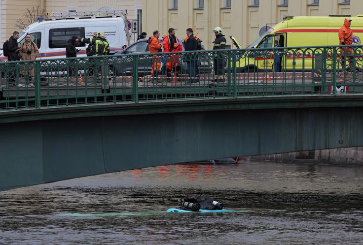 Reševalci so iz reke potegnili skupno devet oseb. | Foto: Reuters