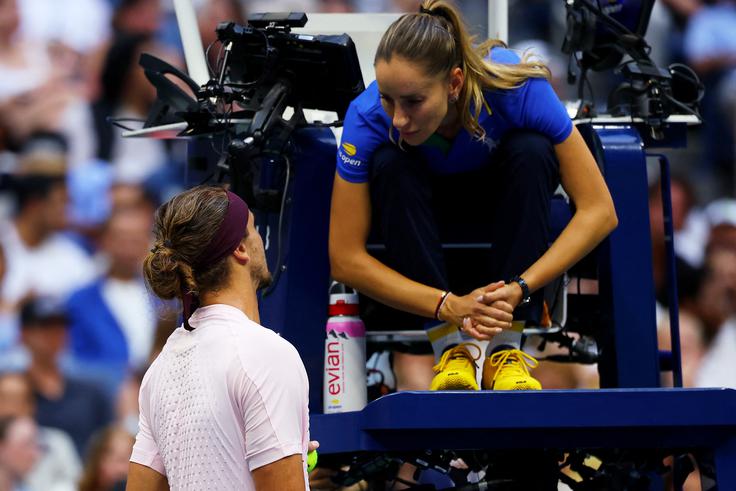 Alexander Zverev je v četrtem nizu dobil opozorilo. | Foto: Reuters