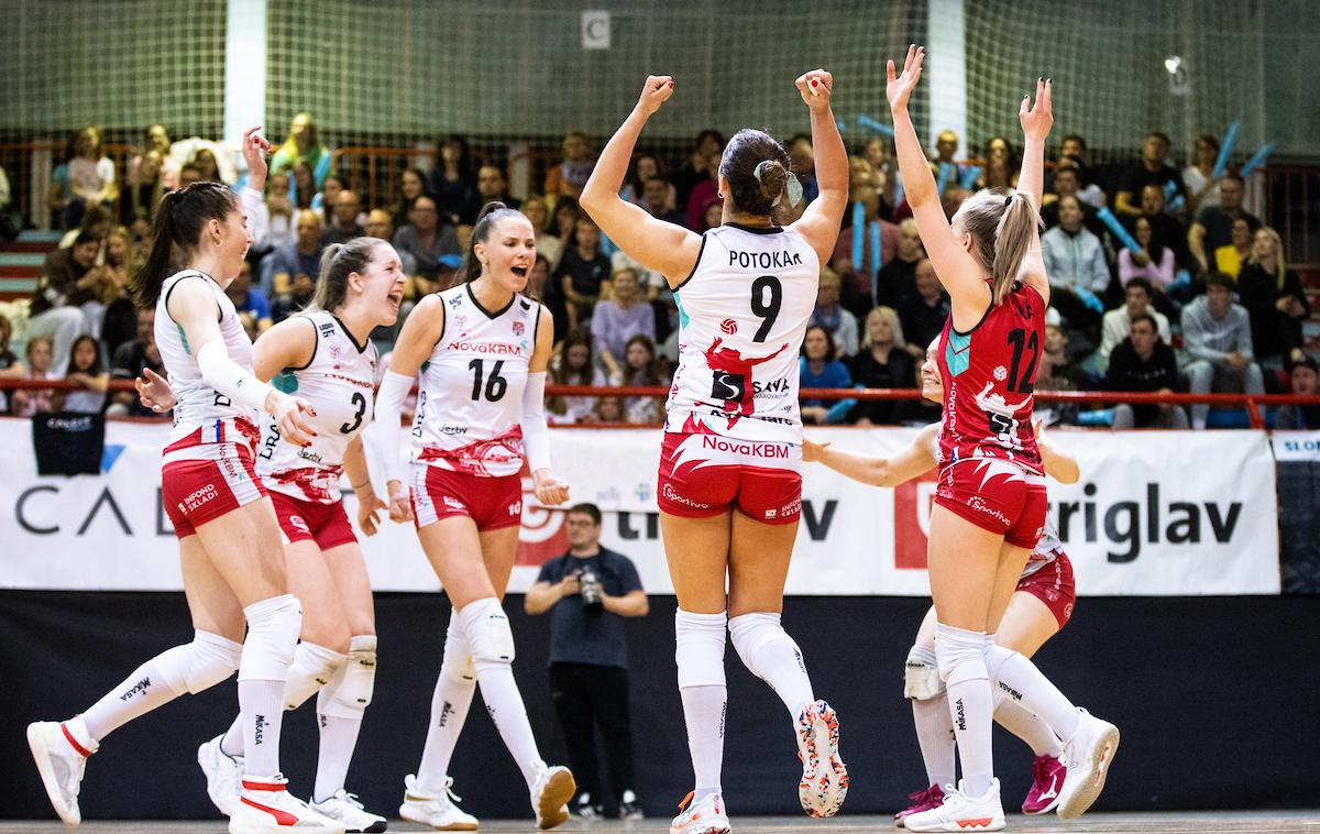 Calcit Volley Nova KBM Branik finale 3. tekma | Mariborčanke so v Kamniku rešile štiri zaključne žoge, po hudem boju zmagale in serijo preselile v Maribor. Četrta tekma bo v četrtek. | Foto Matic Klanšek Velej/Sportida