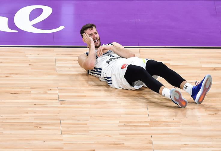 Dragić je prejel močan udarec v glavo, a ga to ni zaustavilo. | Foto: Vid Ponikvar