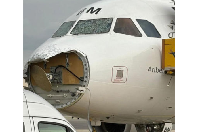 poškodovano letalo Austria Airilnes | Po prvih ugotovitvah so bili na letalu poškodovani okni pilotske kabine, nos letala in nekaj zunanjih oblog, so navedli v letalski družbi. | Foto omrežje X